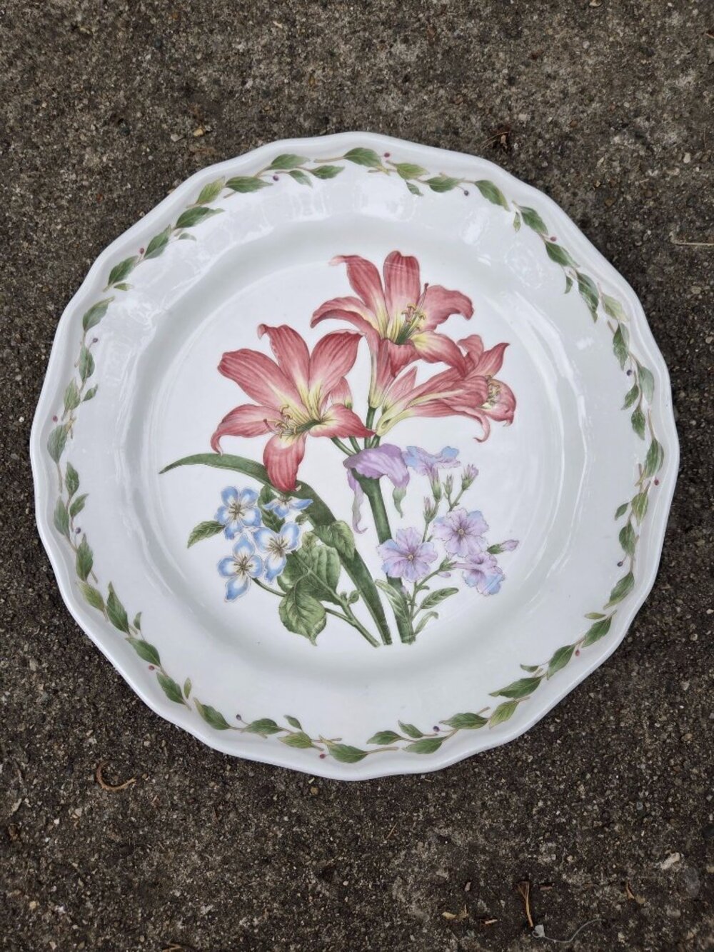 Noritake Casual Gourmet Garden 10 5/8" Dinner Plate Lily Design